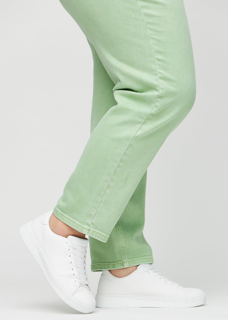 Die Knöchel eines Plus-Size-Models, sodass man sehen kann, wie locker die Jeans sitzt.