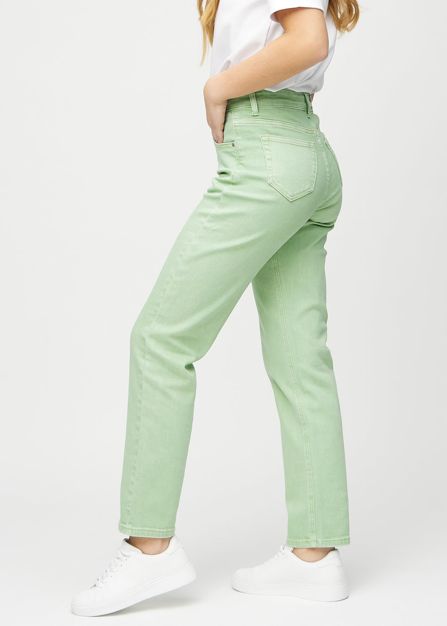 Hellgrüne regular jeans von der Seite am Model gesehen.