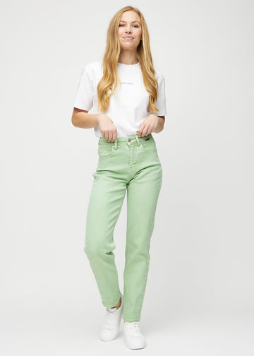 Ganzkörperbild eines Models in hellgrünen regular jeans.