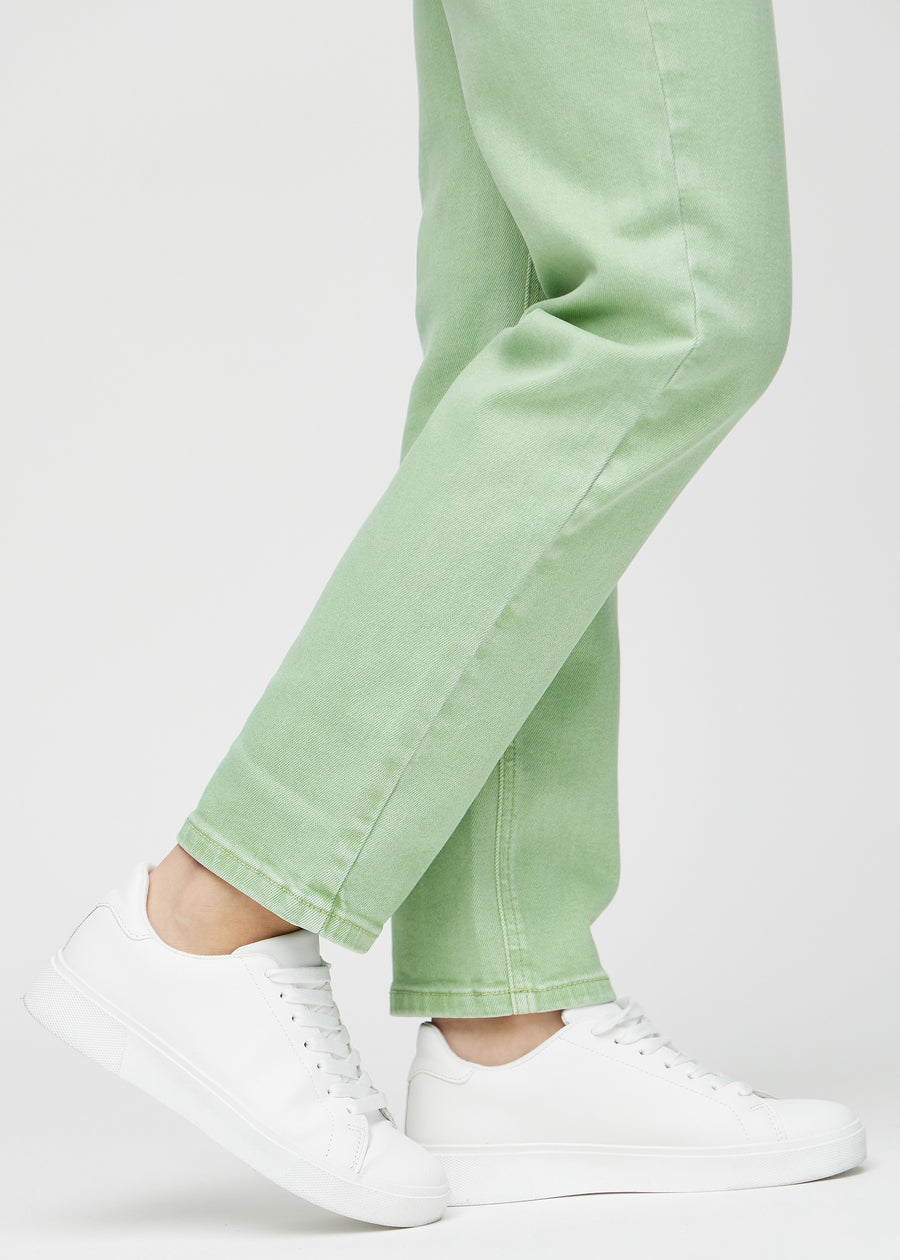 Die Knöchel eines Models, sodass man sehen kann, wie locker die Jeans sitzt.