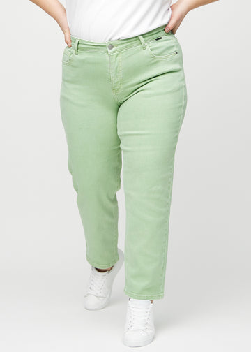 Hellgrüne regular jeans, Modellname Mints, die bei einem Plus-Size-Model gerade am Bein herunterfallen, von vorne gesehen.