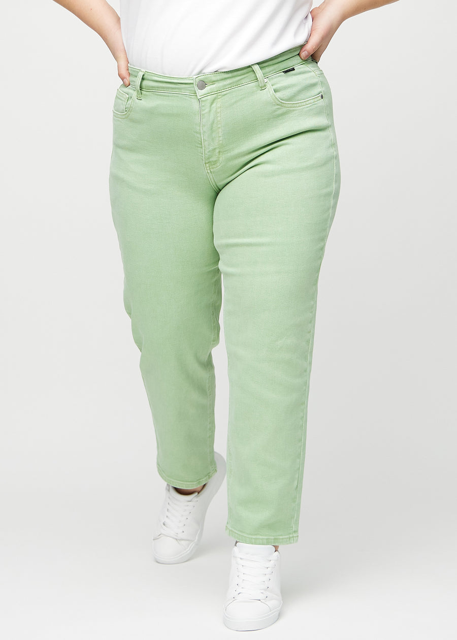 Hellgrüne regular jeans, Modellname Mints, die bei einem Plus-Size-Model gerade am Bein herunterfallen, von vorne gesehen.