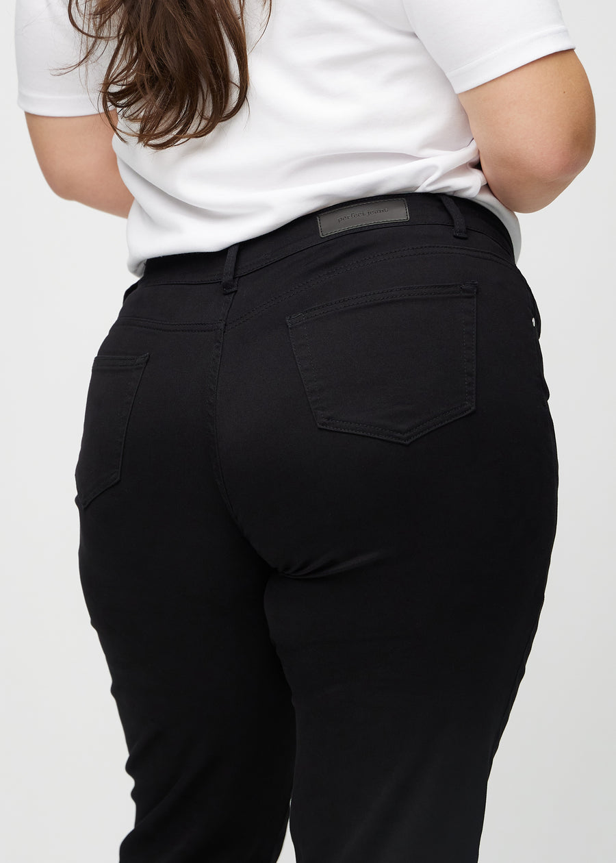 Regular-Jeans für Damen in Schwarz, Farbe Ravens. Nahaufnahme von hinten an einem Plus-Size-Model, um Passform und Details zu zeigen.