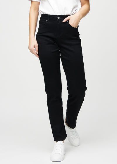 Schwarze regular jeans, Modellname Ravens, die gerade am Bein herunterfallen, von vorne gesehen.