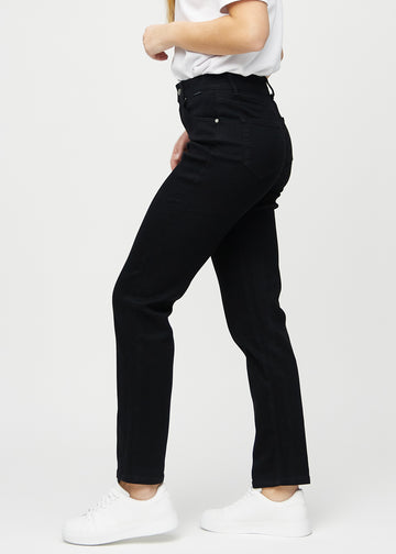Regular-Jeans für Damen in Schwarz, Farbe Ravens. Seitenansicht an einem Model.