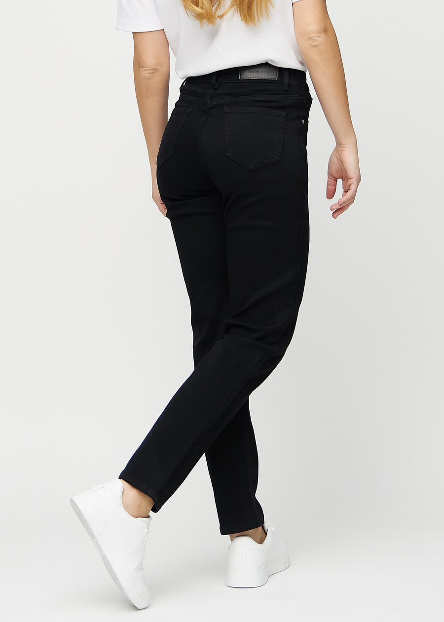 Regular-Jeans für Damen in Schwarz, Farbe Ravens. Rückansicht an einem Model, die gesamte Passform ist zu sehen.