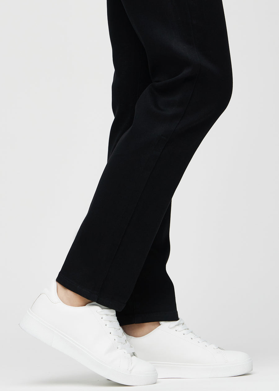 Die Knöchel eines Models, sodass man sehen kann, wie locker die Jeans in einer Regular Passform sitzt.