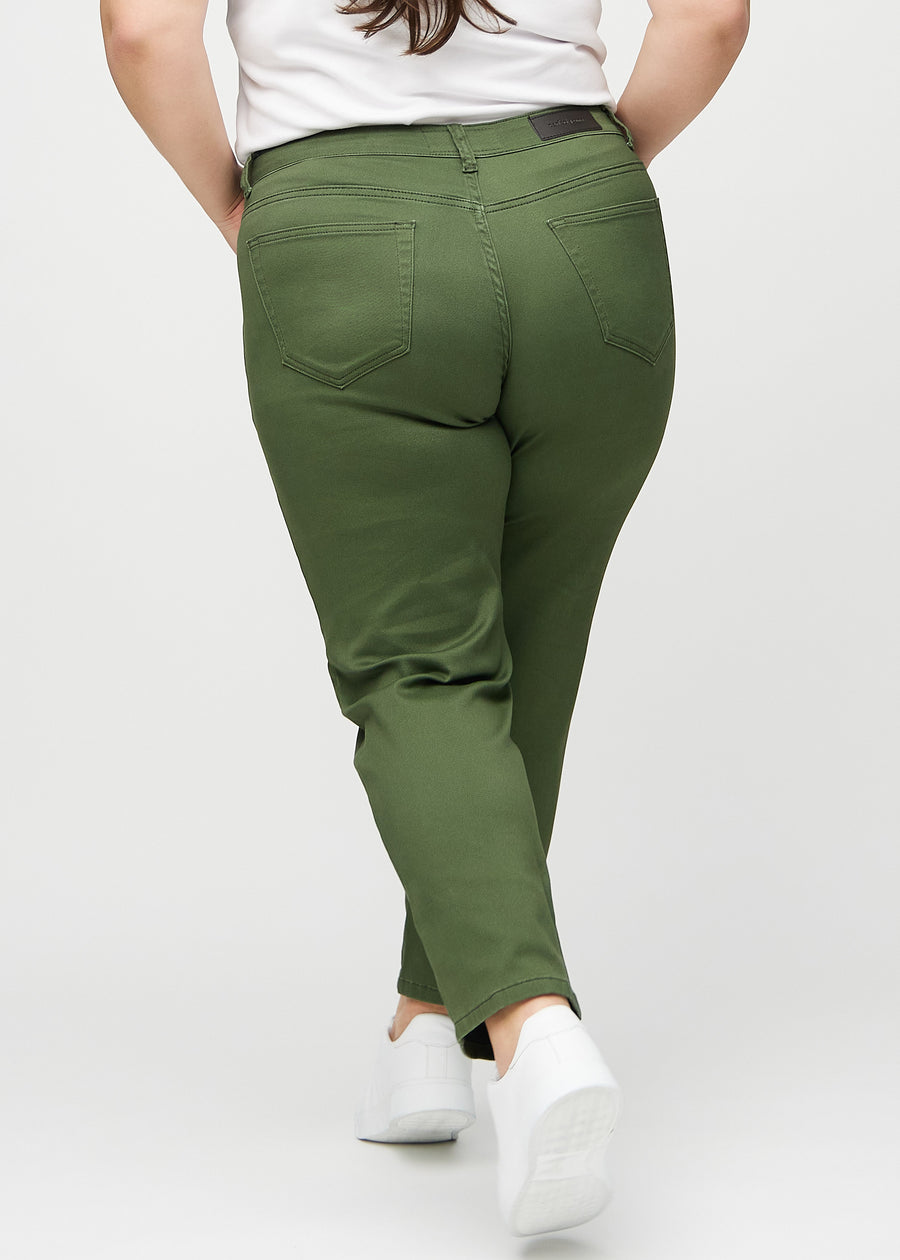 Regular-Jeans für Damen in Dunkelgrün, Farbe Renewals. Rückansicht an einem Plus-Size-Model, die gesamte Passform ist zu sehen.