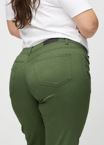 Regular-Jeans für Damen in Dunkelgrün, Farbe Renewals. Nahaufnahme von hinten an einem Plus-Size-Model, um Passform und Details zu zeigen.