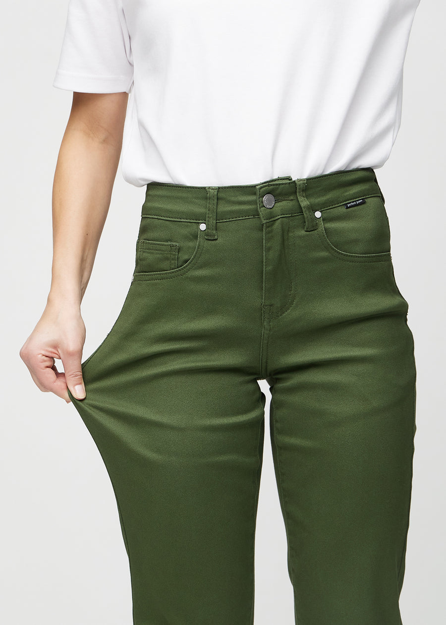 Regular-Jeans für Damen in Dunkelgrün, Farbe Renewals. Ein Model dehnt den Stoff am Oberschenkel, um den Stretch zu zeigen.