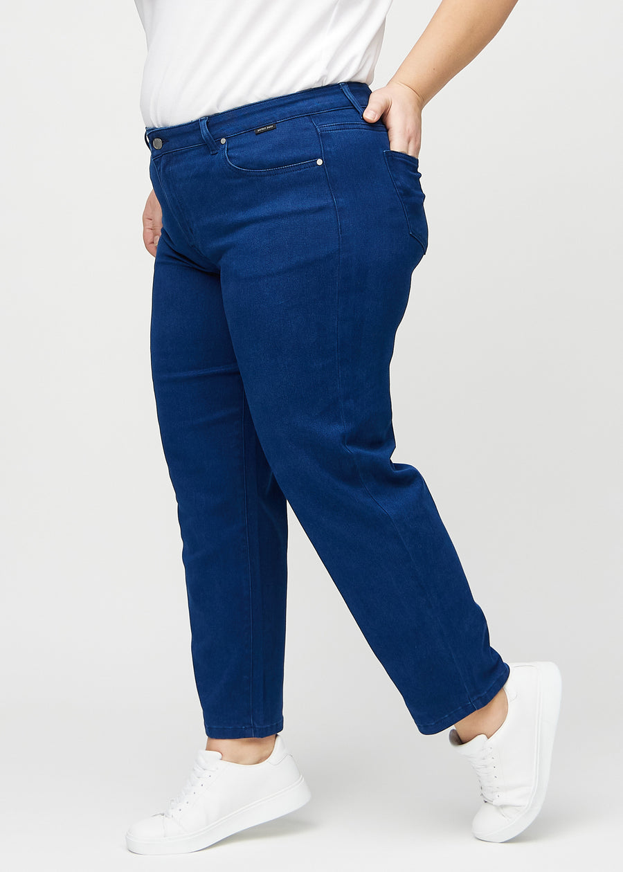 Regular-Jeans für Damen in Dunkelblau, Farbe Royals. Seitenansicht an einem Plus-Size-Model.