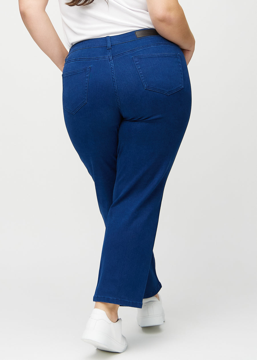 Regular-Jeans für Damen in Dunkelblau, Farbe Royals. Rückansicht an einem Plus-Size-Model, die gesamte Passform ist zu sehen.