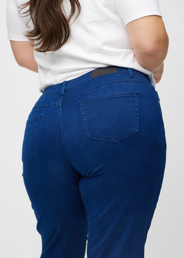 Regular-Jeans für Damen in Dunkelblau, Farbe Royals. Nahaufnahme von hinten an einem Plus-Size-Model, um Passform und Details zu zeigen.