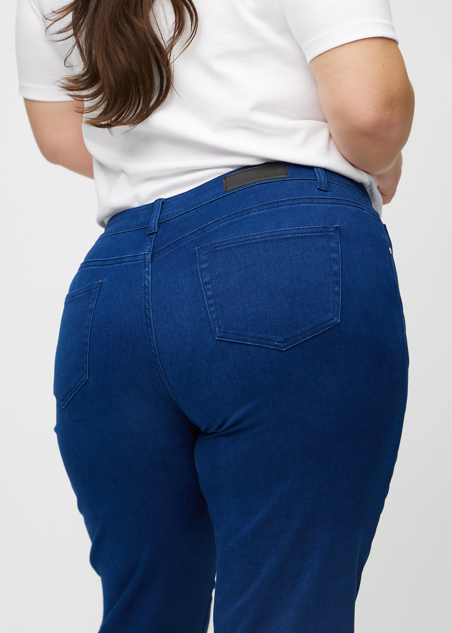 Regular-Jeans für Damen in Dunkelblau, Farbe Royals. Nahaufnahme von hinten an einem Plus-Size-Model, um Passform und Details zu zeigen.