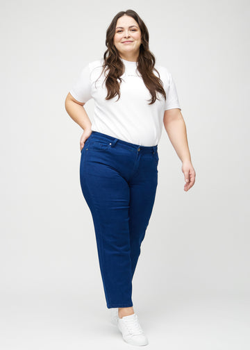 Regular-Jeans für Damen in Dunkelblau, Farbe Royals. Ganzkörperansicht eines Plus-Size-Models in diesen Jeans.
