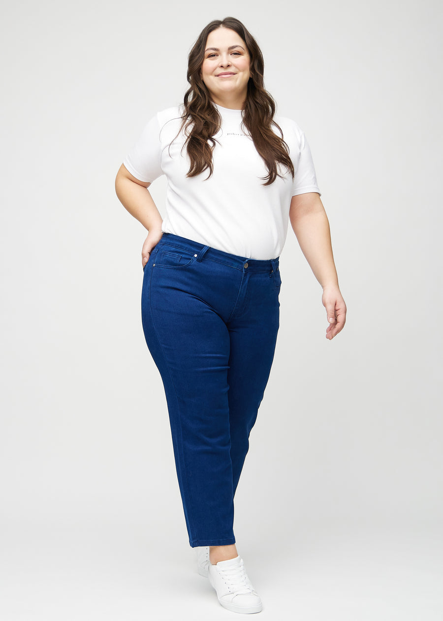 Regular-Jeans für Damen in Dunkelblau, Farbe Royals. Ganzkörperansicht eines Plus-Size-Models in diesen Jeans.