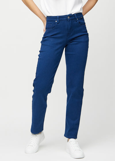 Regular-Jeans für Damen in Dunkelblau, Farbe Royals. Vorderansicht an einem Model, mit klassischem geradem Beinverlauf.