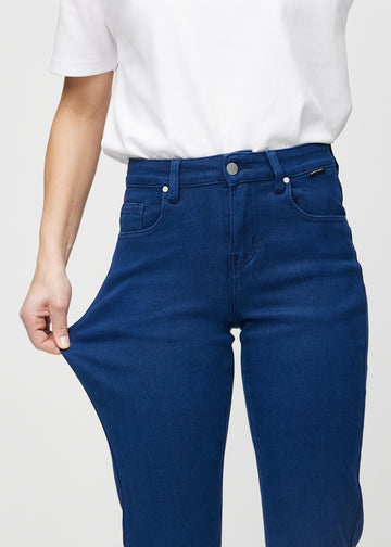 Regular-Jeans für Damen in Dunkelblau, Farbe Royals. Ein Model dehnt den Stoff am Oberschenkel, um den Stretch zu zeigen.