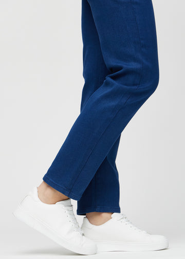 Regular-Jeans für Damen in Dunkelblau, Farbe Royals. Nahaufnahme an den Knöcheln eines Models, um den geraden Beinabschluss zu zeigen.