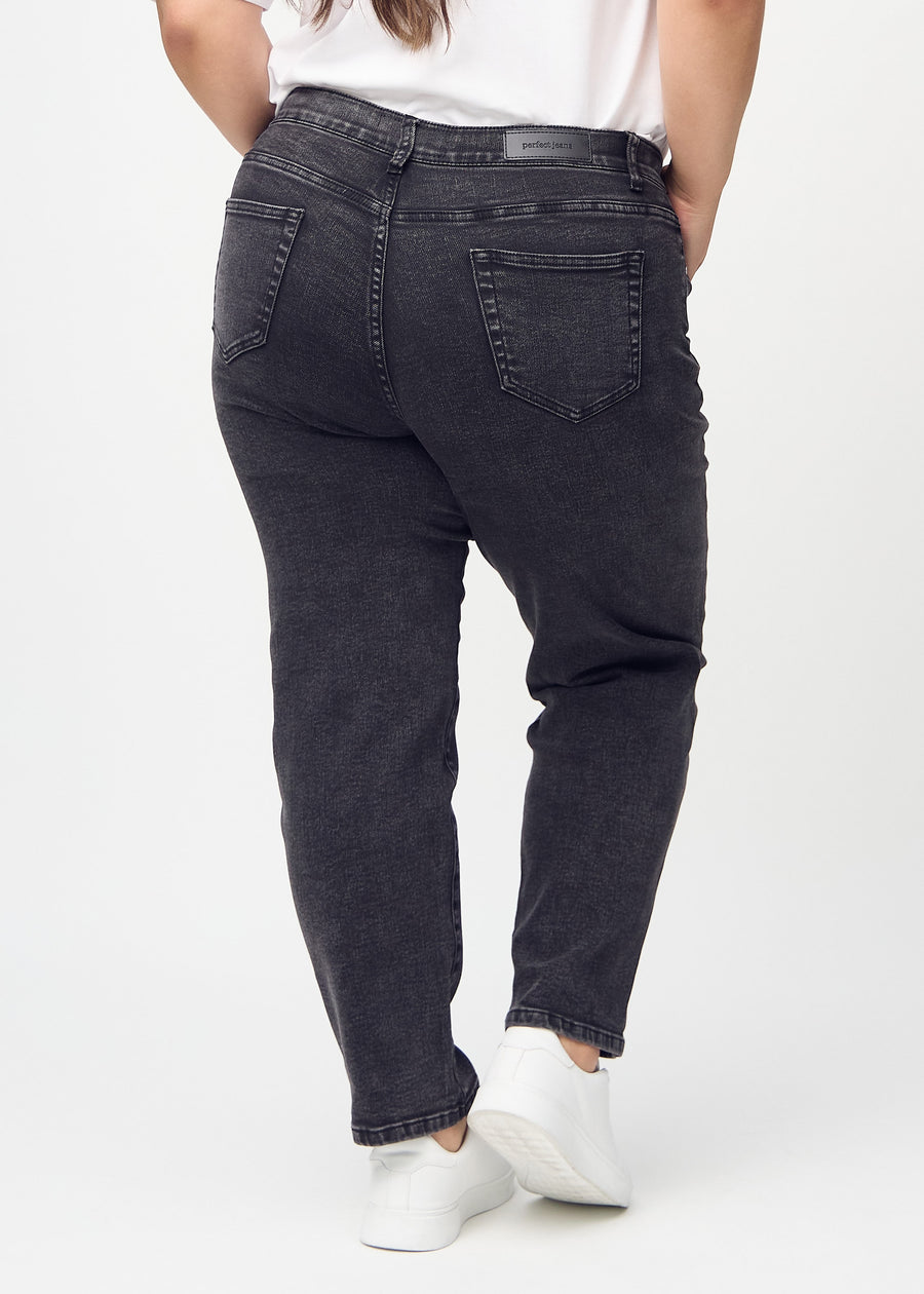 Regular-Jeans für Damen in Dunkelgrau, Farbe Shadows. Rückansicht an einem Plus-Size-Model, die gesamte Passform ist zu sehen.