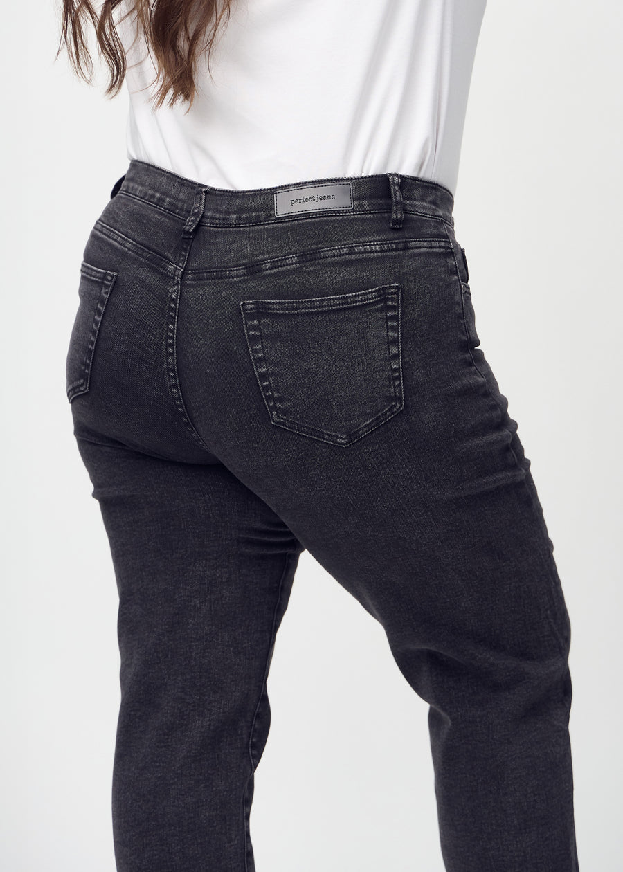 Regular-Jeans für Damen in Dunkelgrau, Farbe Shadows. Nahaufnahme von hinten an einem Plus-Size-Model, um Passform und Details zu zeigen.