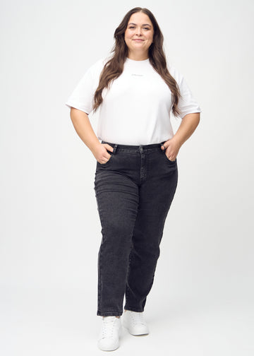Regular-Jeans für Damen in Dunkelgrau, Farbe Shadows. Ganzkörperansicht eines Plus-Size-Models in diesen Jeans.