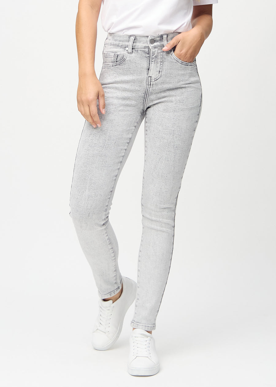 Hellgrauer Denim skinny jeans, Modellname Ashes, der eng am Bein anliegt, von vorne gesehen.