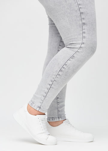 Die Knöchel eines Plus-Size-Models, damit man sehen kann, wie eng die Jeans anliegt.