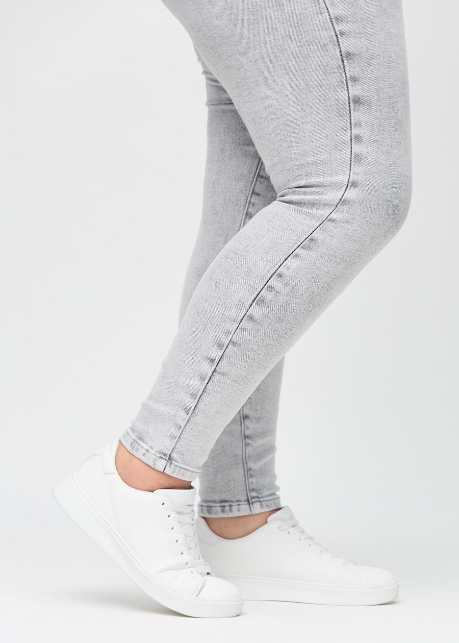 Die Knöchel eines Plus-Size-Models, damit man sehen kann, wie eng die Jeans anliegt.
