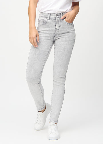 Hellgrauer Denim skinny jeans, Modellname Ashes, der eng am Bein anliegt, von vorne gesehen.