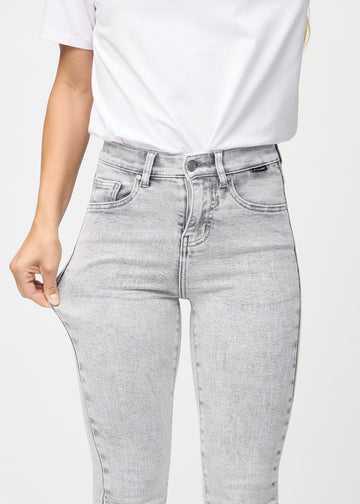 Das Model zieht die Jeans am Oberschenkel auseinander, um den Stretch zu zeigen.