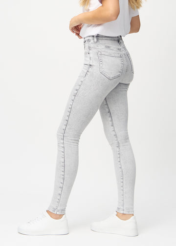 Hellgrauer Denim skinny jeans von der Seite am Model gezeigt.