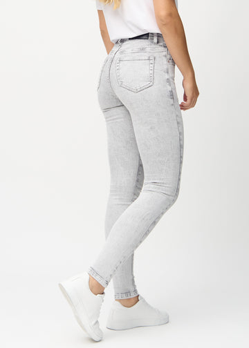 Hellgrauer Denim skinny jeans von hinten gesehen, sodass man das gesamte Produkt sehen kann.