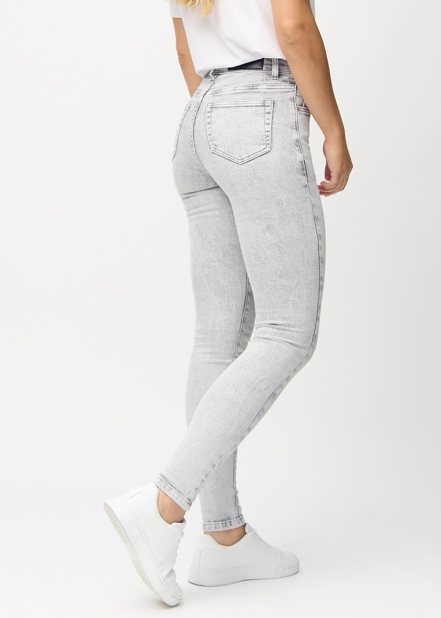 Hellgrauer Denim skinny jeans von hinten gesehen, sodass man das gesamte Produkt sehen kann.