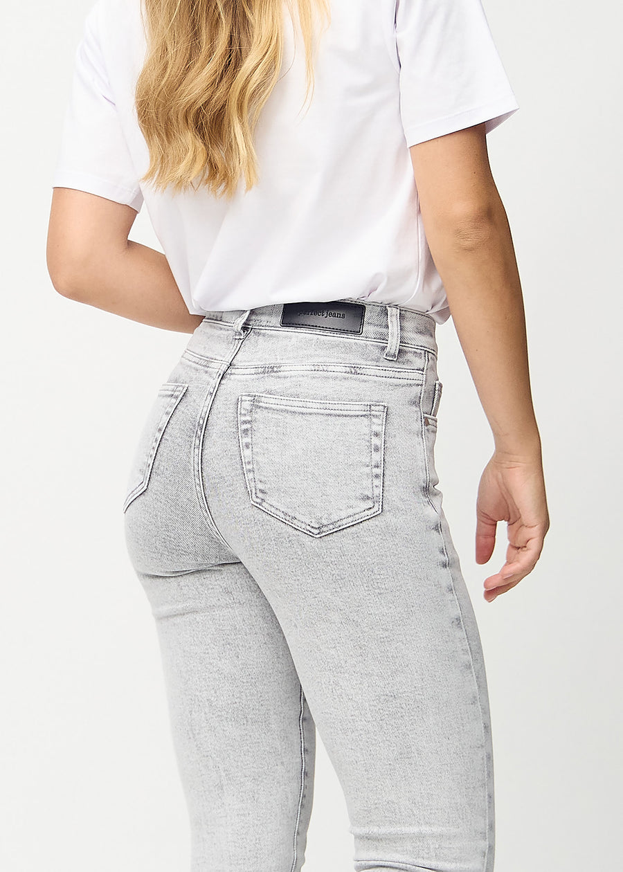Hellgrauer Denim skinny jeans von hinten aus der Nähe gezeigt, um Details zu zeigen.