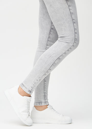 Die Knöchel eines Models, damit man sehen kann, wie eng die Jeans anliegt.