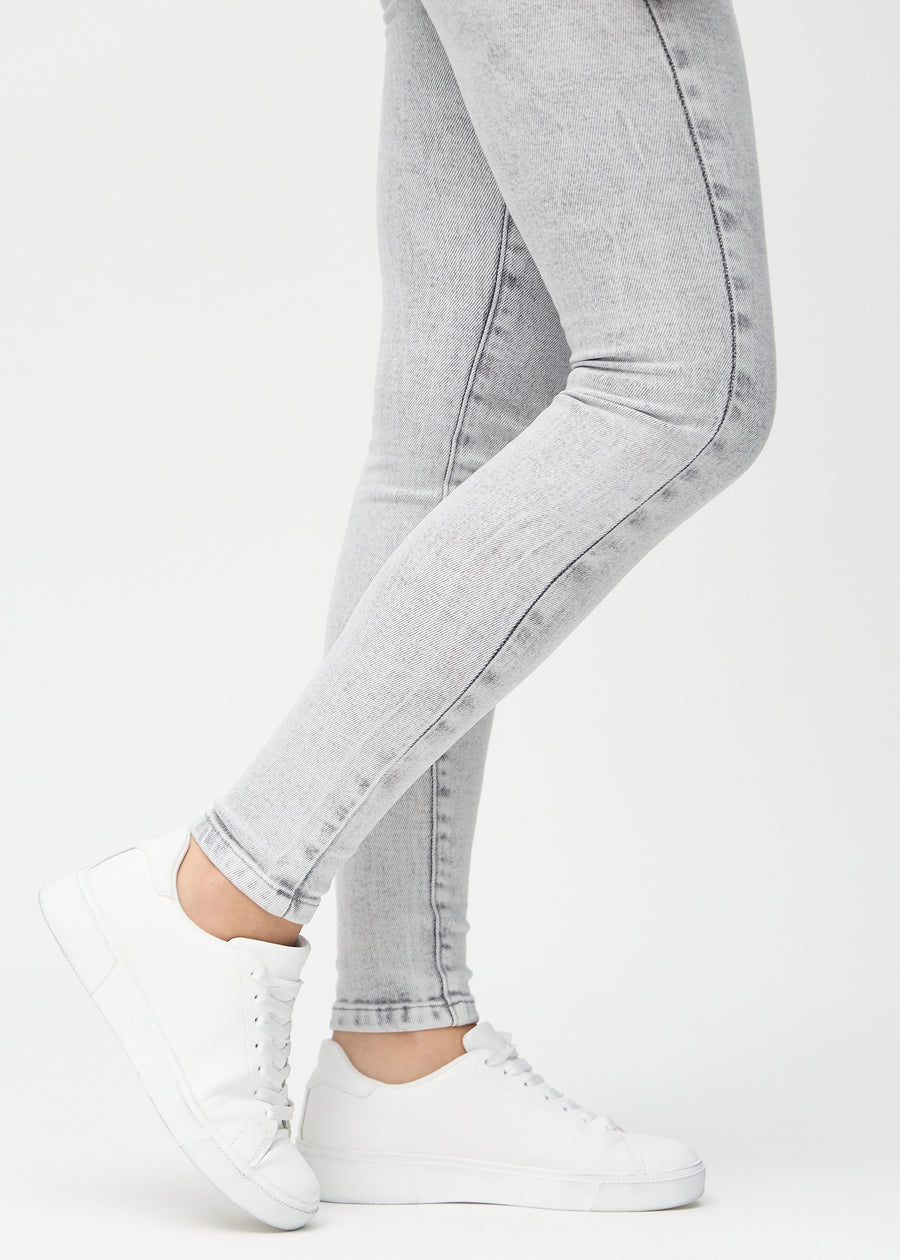 Die Knöchel eines Models, damit man sehen kann, wie eng die Jeans anliegt.