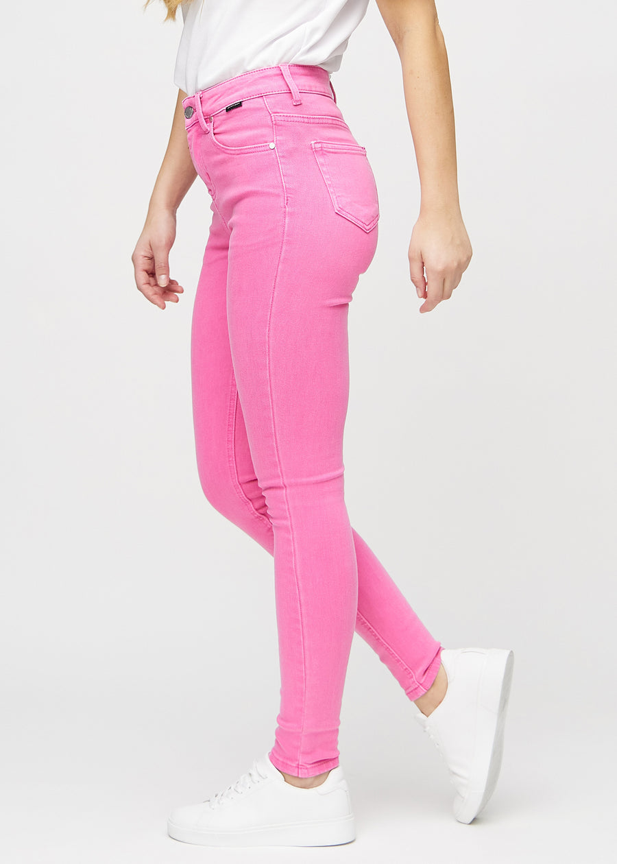 Skinny-Jeans für Damen in Hellrosa, Farbe Flamingos. Seitenansicht an einem Model.