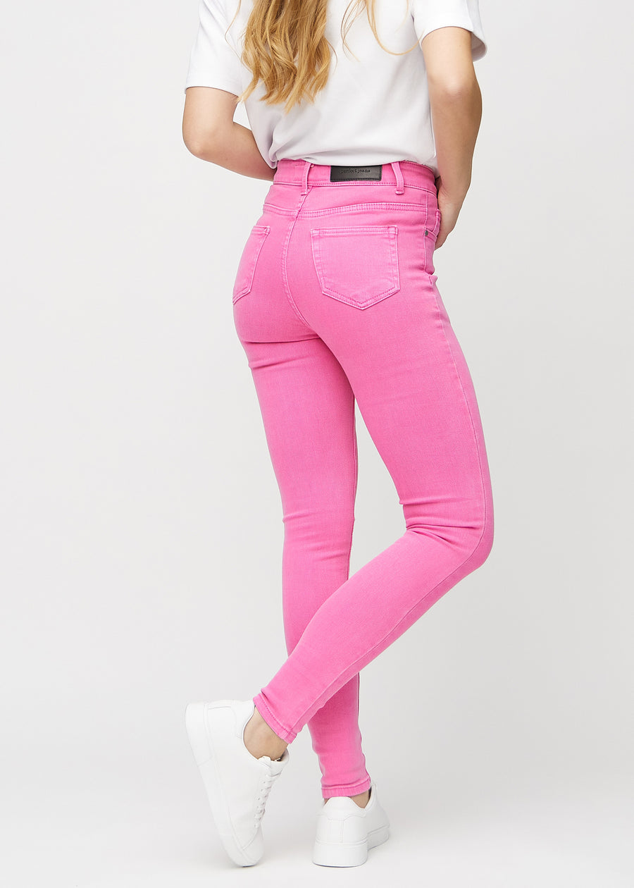Skinny-Jeans für Damen in Hellrosa, Farbe Flamingos. Rückansicht an einem Model mit der gesamten Passform.
