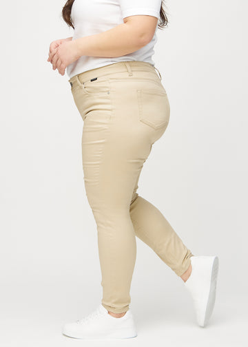 Skinny-Jeans für Damen in Beige, Farbe Gazelles. Seitenansicht an einem Plus-Size-Model.