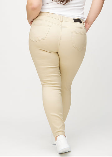 Skinny-Jeans für Damen in Beige, Farbe Gazelles. Rückansicht an einem Plus-Size-Model, die gesamte Passform ist zu sehen.