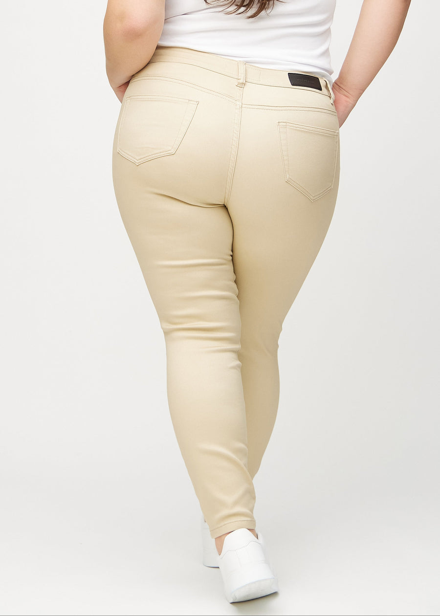 Skinny-Jeans für Damen in Beige, Farbe Gazelles. Rückansicht an einem Plus-Size-Model, die gesamte Passform ist zu sehen.