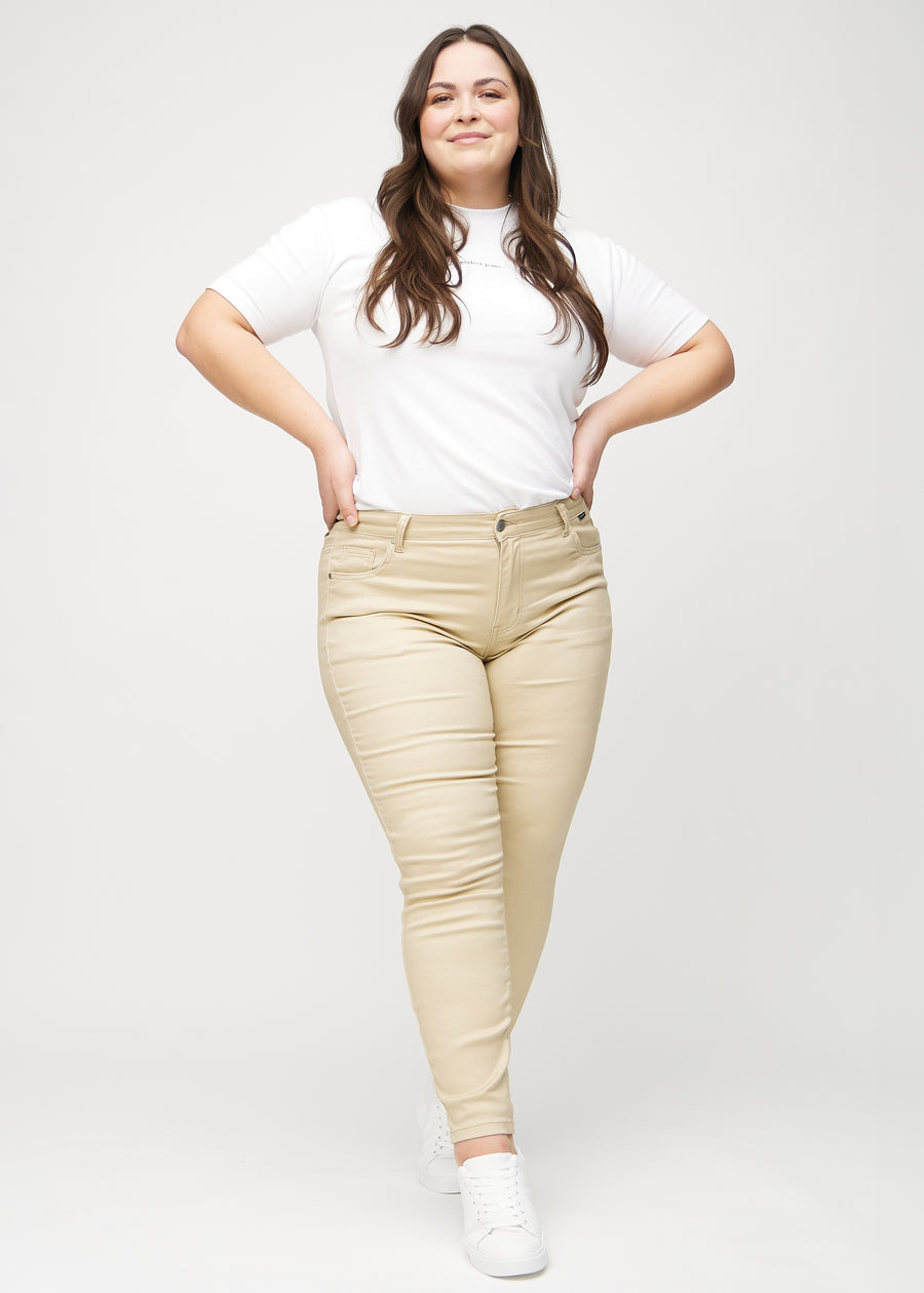 Skinny-Jeans für Damen in Beige, Farbe Gazelles. Ganzkörperansicht eines Plus-Size-Models in den Jeans.