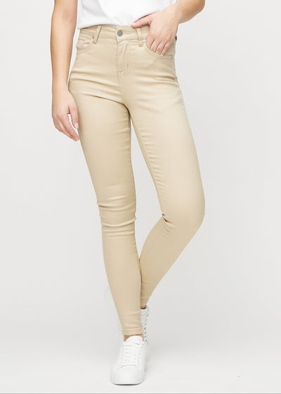 Skinny-Jeans für Damen in Beige, Farbe Gazelles. Vorderansicht an einem Model; die Jeans liegen eng am Bein an.