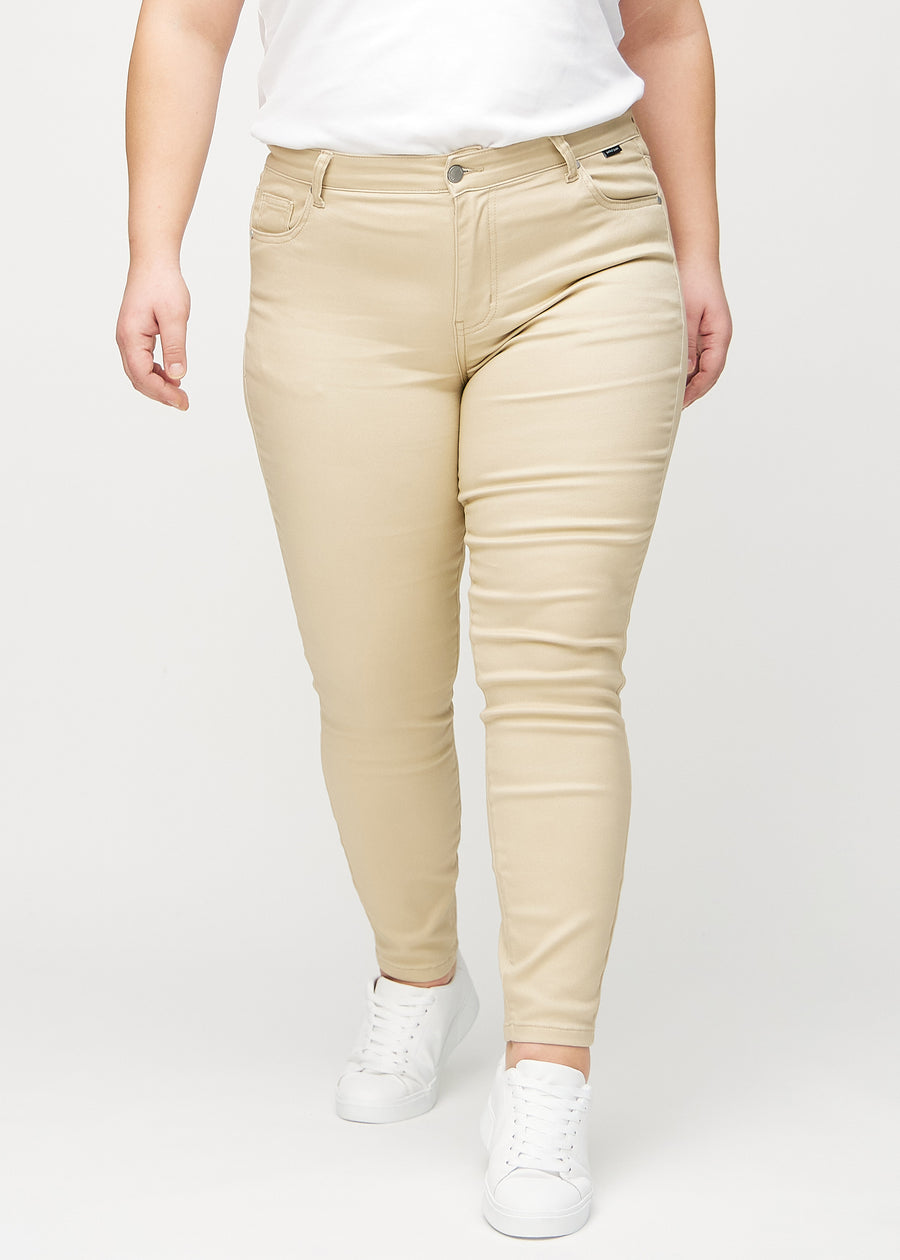 Skinny-Jeans für Damen in Beige, Farbe Gazelles. Vorderansicht an einem Plus-Size-Model; die Jeans liegen eng am Bein an.