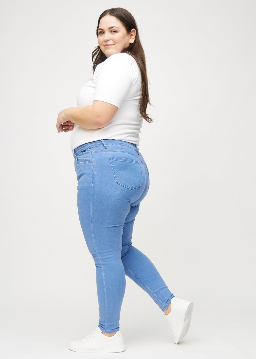 Skinny-Jeans für Damen in Blau, Farbe Geraniums. Seitenansicht an einem Plus-Size-Model.