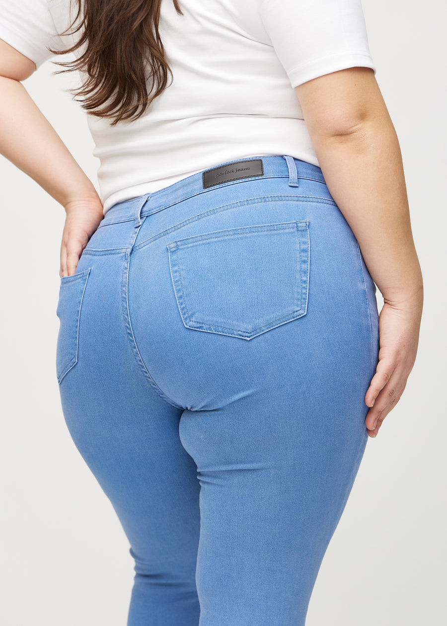 Skinny-Jeans für Damen in Blau, Farbe Geraniums. Detailansicht der Rückseite an einem Plus-Size-Model.