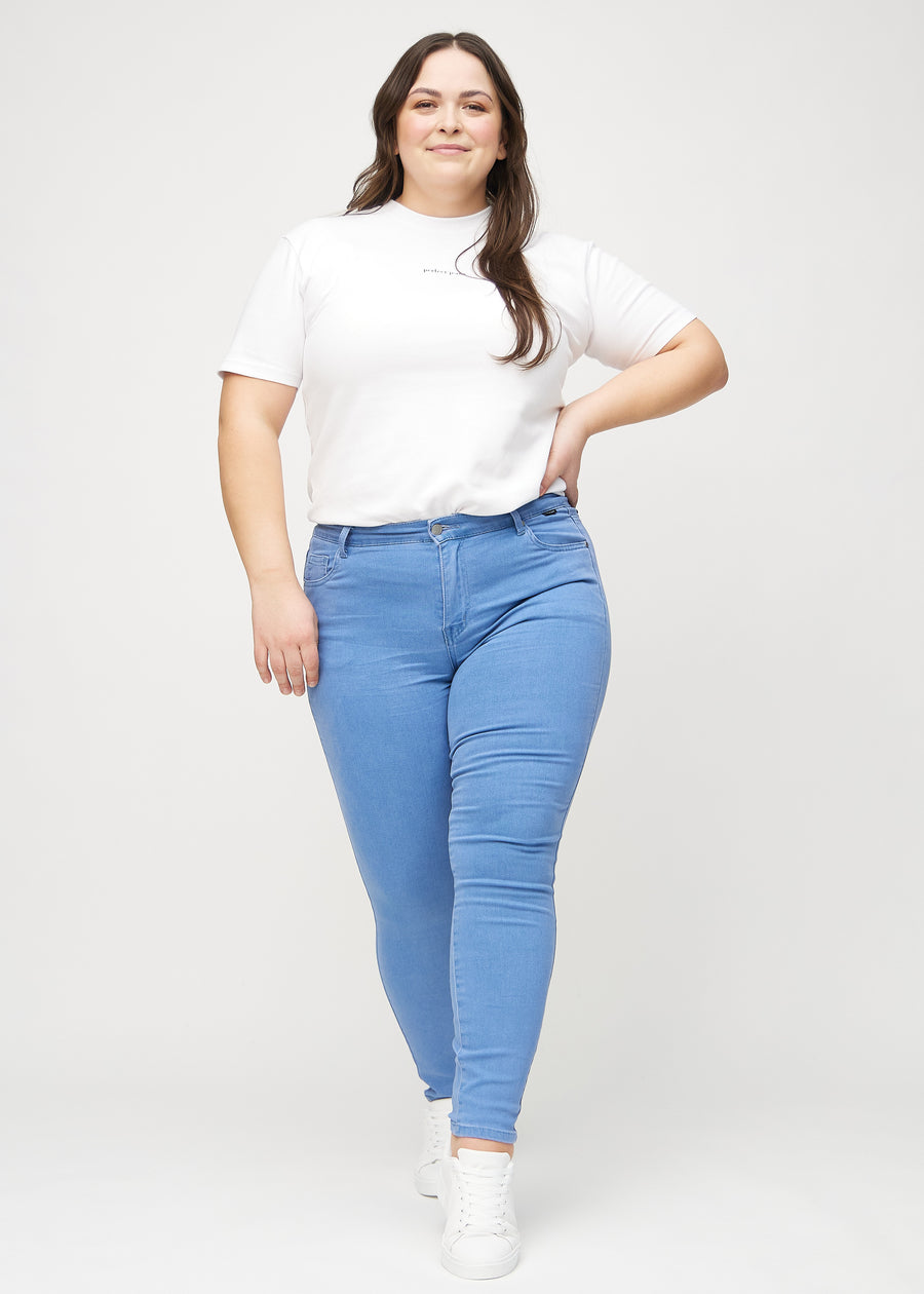 Skinny-Jeans für Damen in Blau, Farbe Geraniums. Ganzkörperansicht eines Plus-Size-Models in den Jeans.