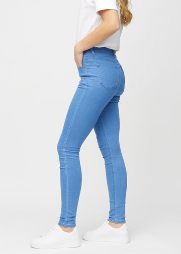 Skinny-Jeans für Damen in Blau, Farbe Geraniums. Seitenansicht an einem Model.