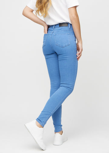 Skinny-Jeans für Damen in Blau, Farbe Geraniums. Rückansicht an einem Model, die gesamte Passform ist zu sehen.